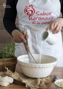 Segundo paso de la receta de magdalenas de queso y romero: añadimos la leche - Sabor Granada