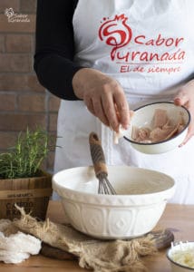 Tercer paso de la receta de magdalenas de queso y romero: añadimos los trozos de pechuga de pavo - Sabor Granada