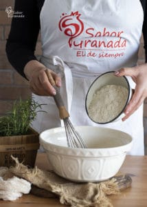 Quinto paso de la receta de magdalenas de queso y romero: añadimos la harina - Sabor Granada