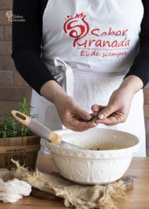 Sexto paso de la receta de magdalenas de queso y romero: añadimos el romero y salpimentamos - Sabor Granada