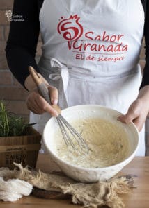 Séptimo paso de la receta de magdalenas de queso y romero: mezclamos la masa - Sabor Granada