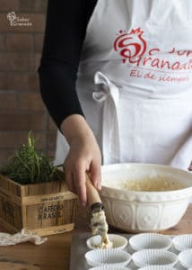 Octavo paso de la receta de magdalenas de queso y romero: rellenamos con la masa las cápsulas de papel de magdalenas - Sabor Granada