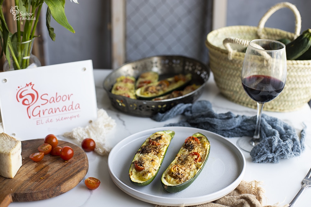 Receta para hacer calabacines rellenos de cherry y queso - Sabor Granada