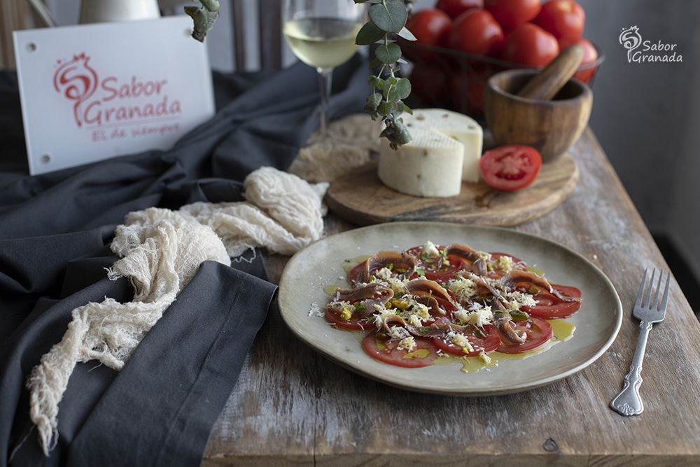 Receta de carpaccio de tomate con anchoas y pistachos - Sabor Granada