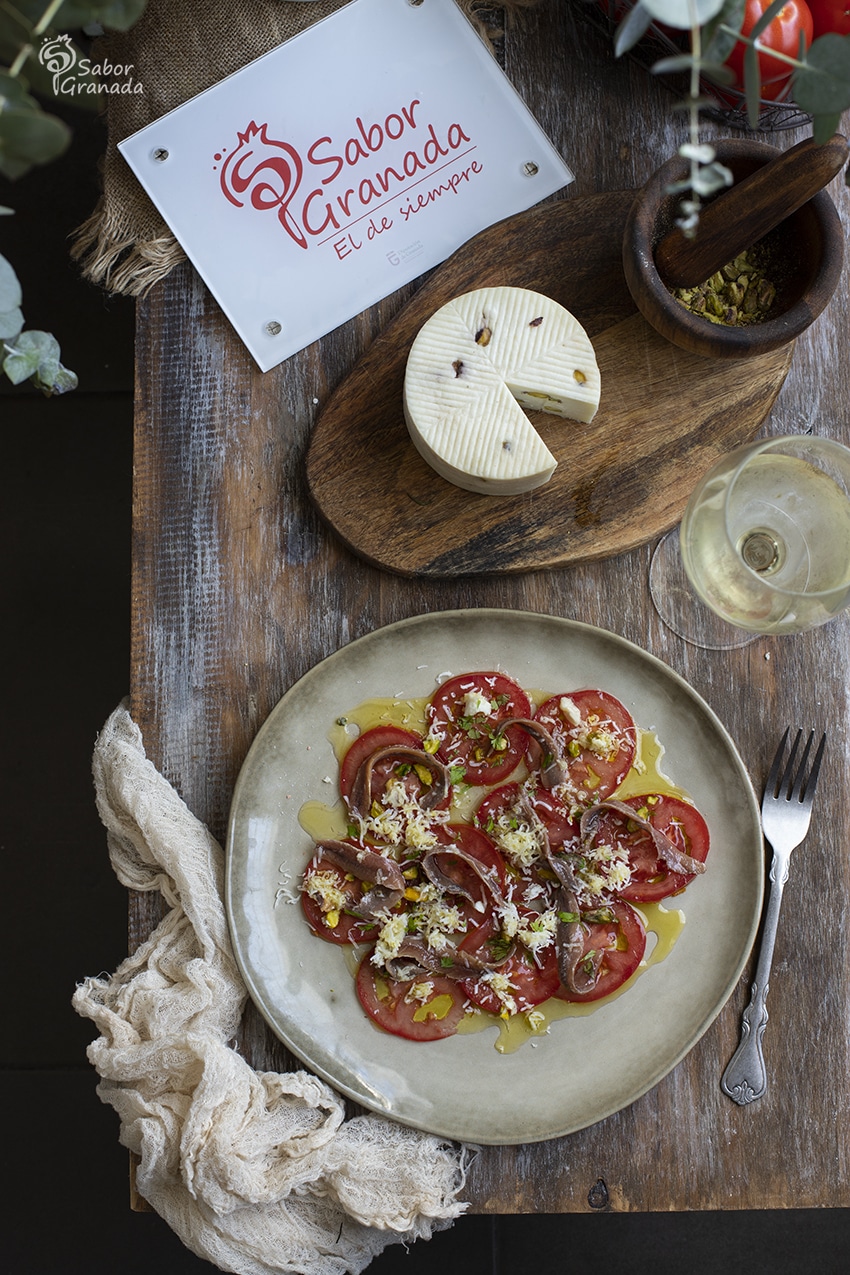 Carpaccio de tomate con anchoas y pistachos - Sabor Granada