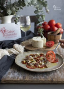 Probando el carpaccio de tomate con anchoas y pistachos - Sabor Granada