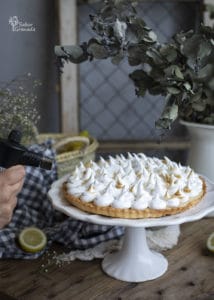 Quemando con soplete la tarta de limón y merengue - Sabor Granada