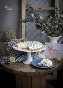 Porción de la tarta de limón y merengue en plato - Sabor Granada