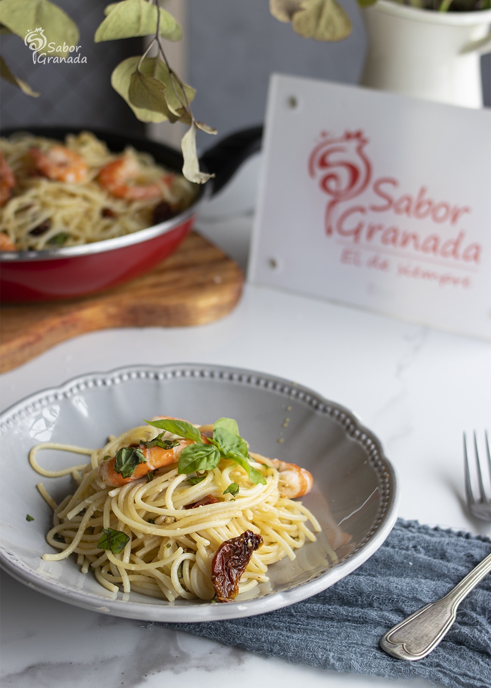 Espaguetis con langostinos y tomates secos - Sabor Granada