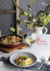 Plato de espaguetis con langostinos y tomates secos - Sabor Granada