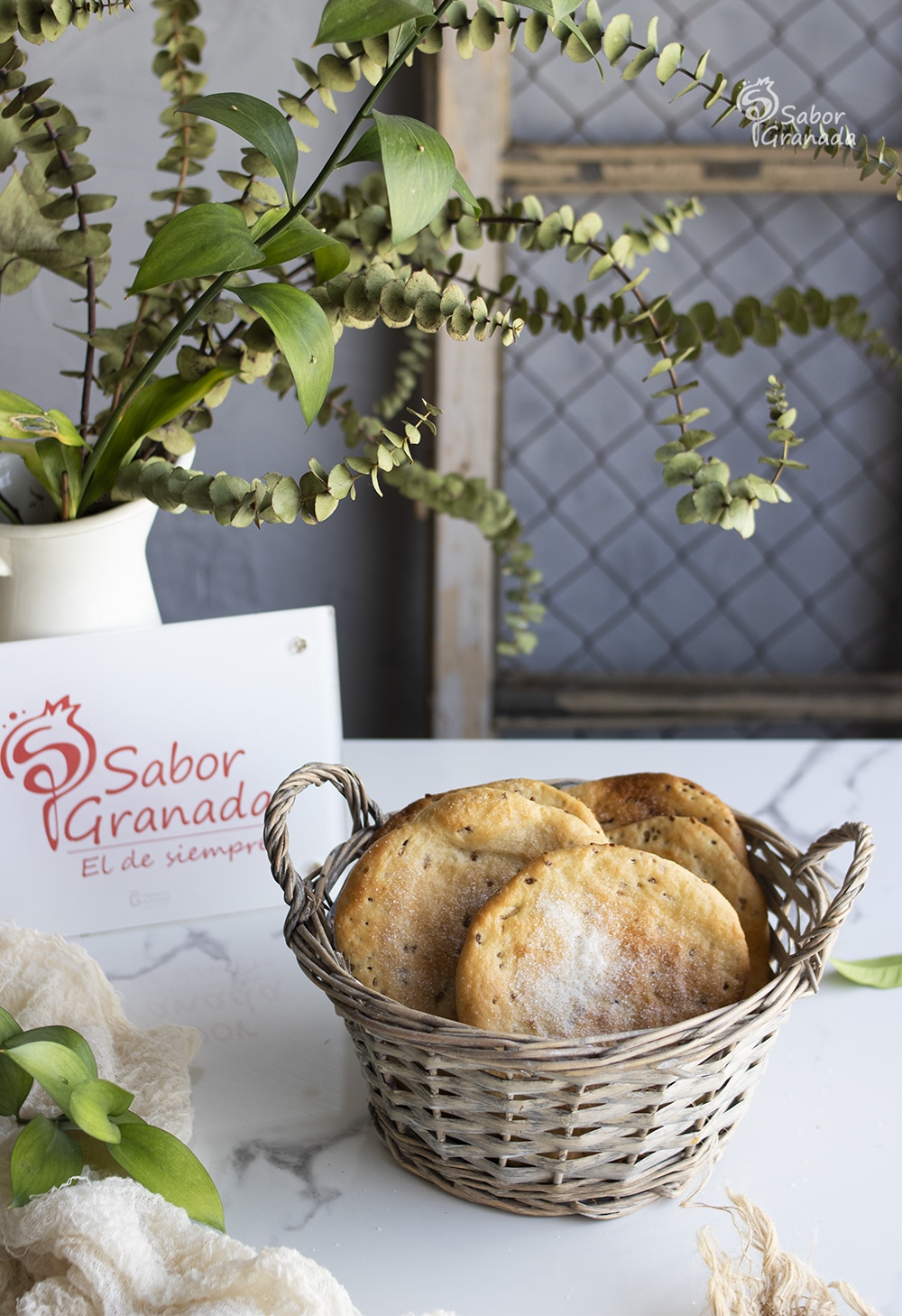 Tortas de aceite en una cesta - Sabor Granada