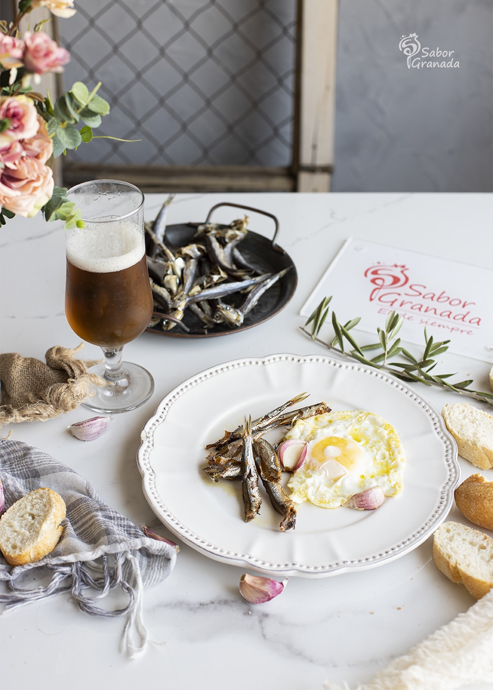 Espichás con huevos fritos acompañadas de cerveza - Sabor Granada