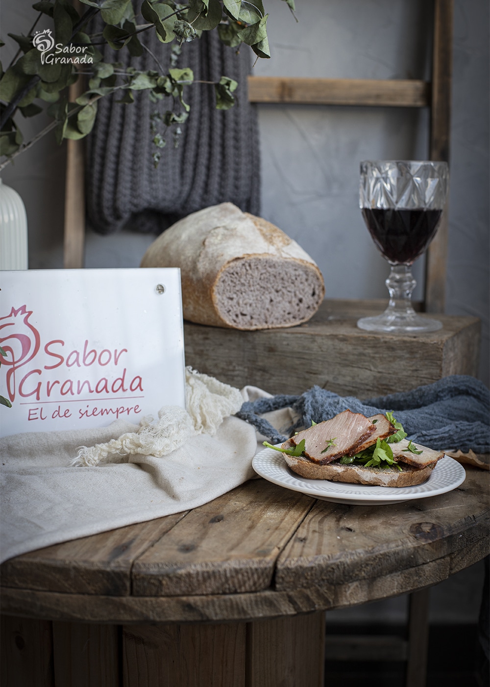 Pan de vino tinto y tostas con lomo de orza - Sabor Granada