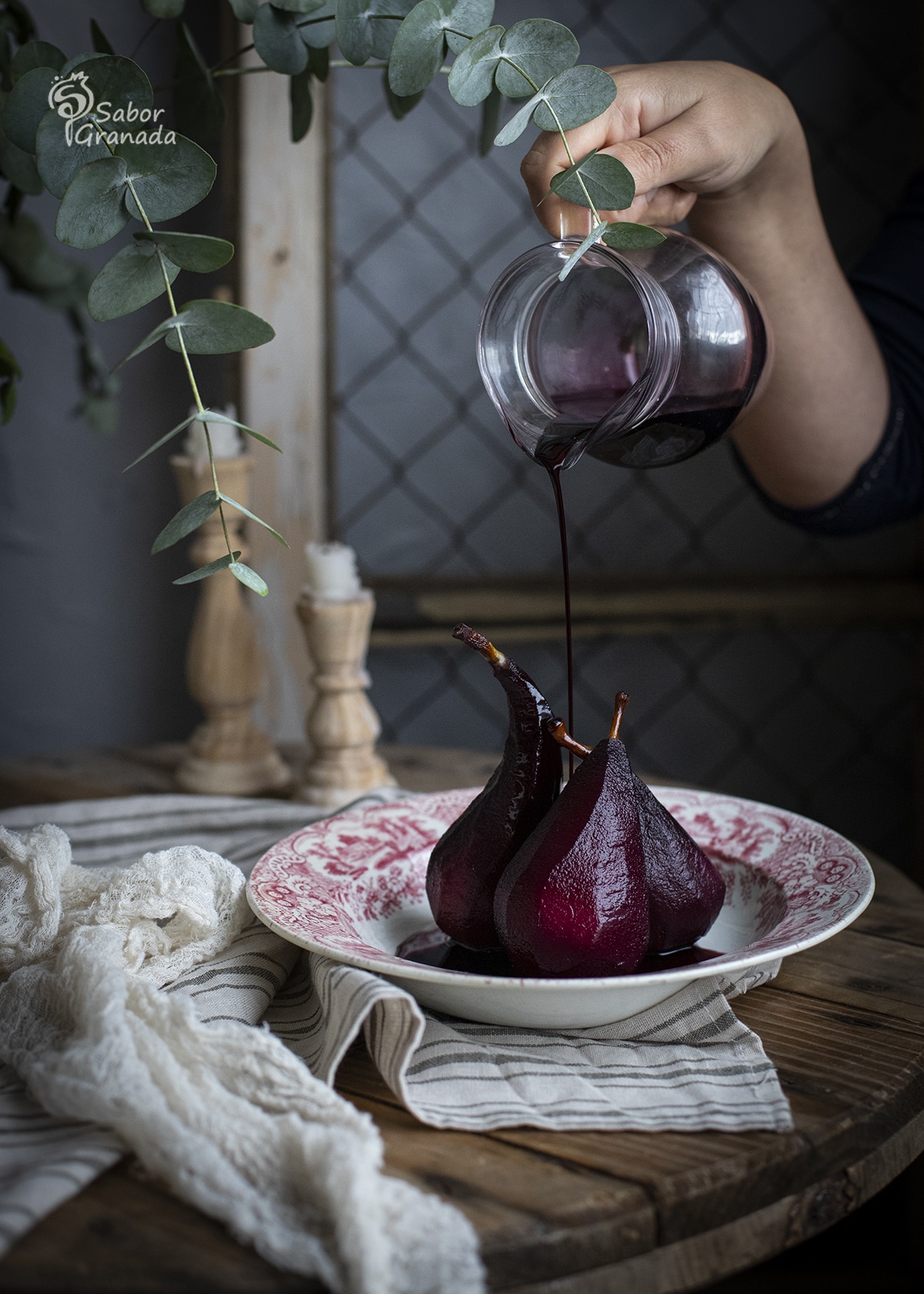 Elaborando las peras al vino tinto - Sabor Granada