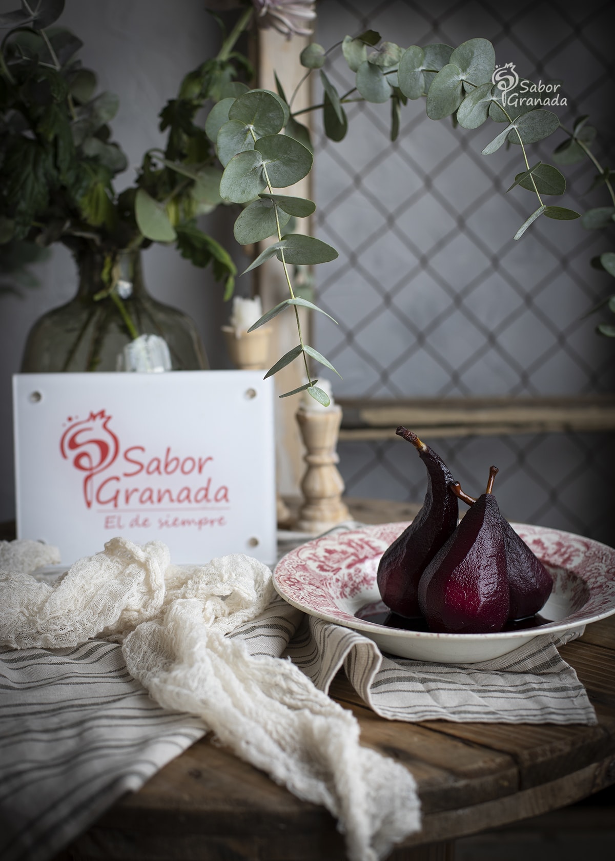 Plato de peras al vino tinto - Sabor Granada