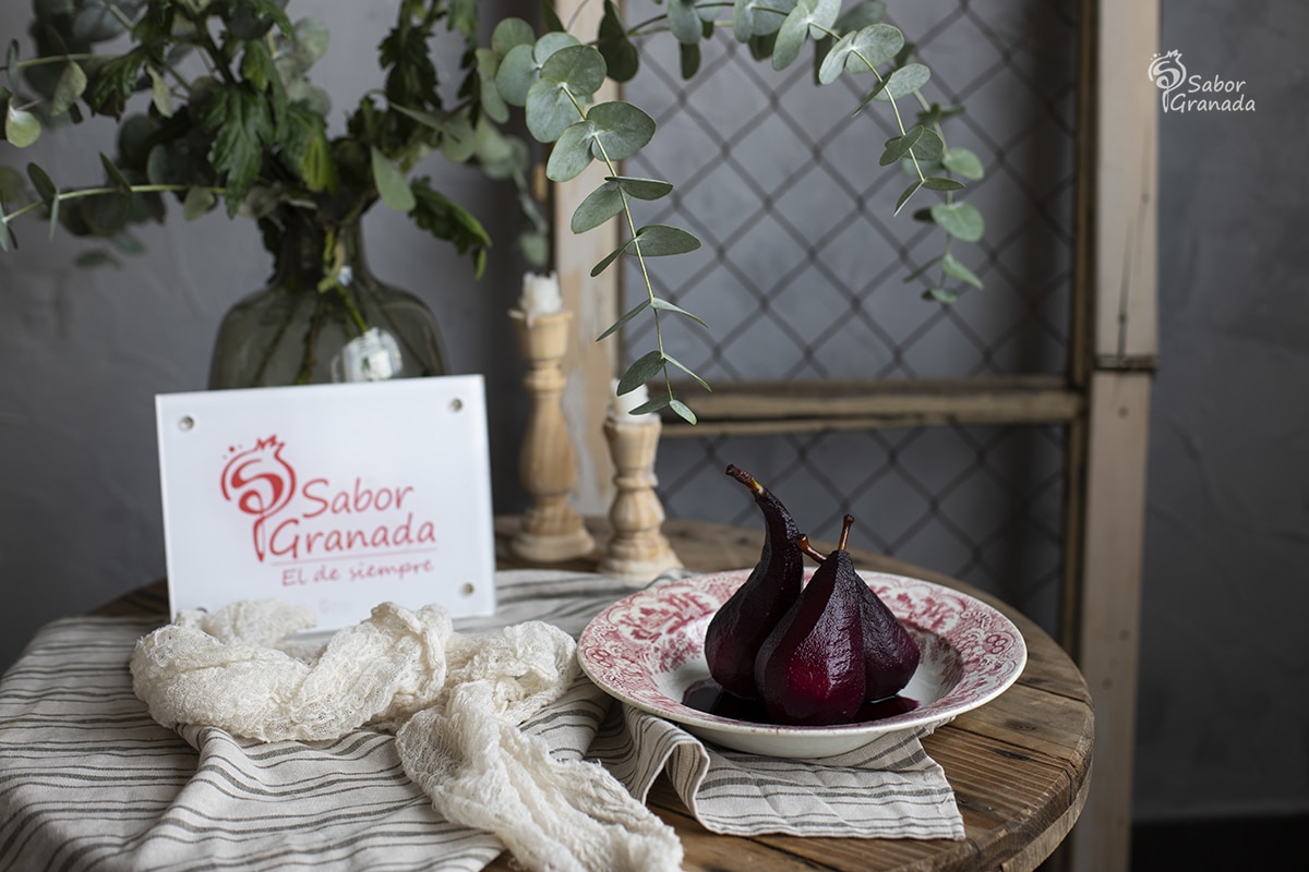 Receta para hacer peras al vino tinto - Sabor Granada