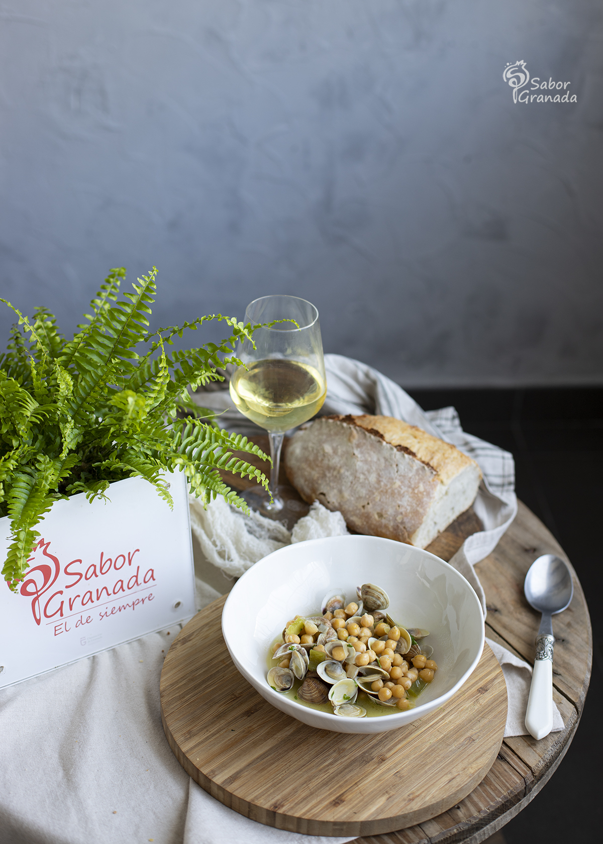 Plato de garbanzos con almejas - Sabor Granada