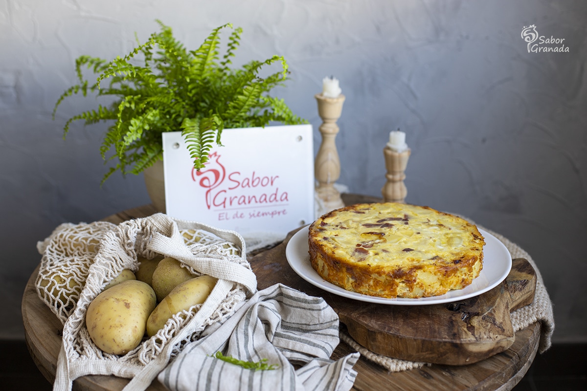 Receta para hacer un pastel de patatas y jamón - Sabor Granada