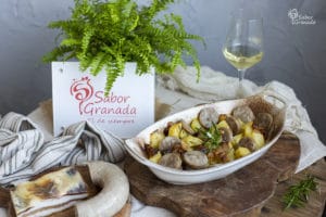 Receta para hacer patatas al vino con salchichas y panceta - Sabor Granada