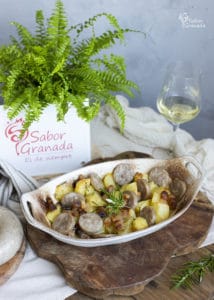 Plato de patatas al vino con salchichas y panceta - Sabor Granada