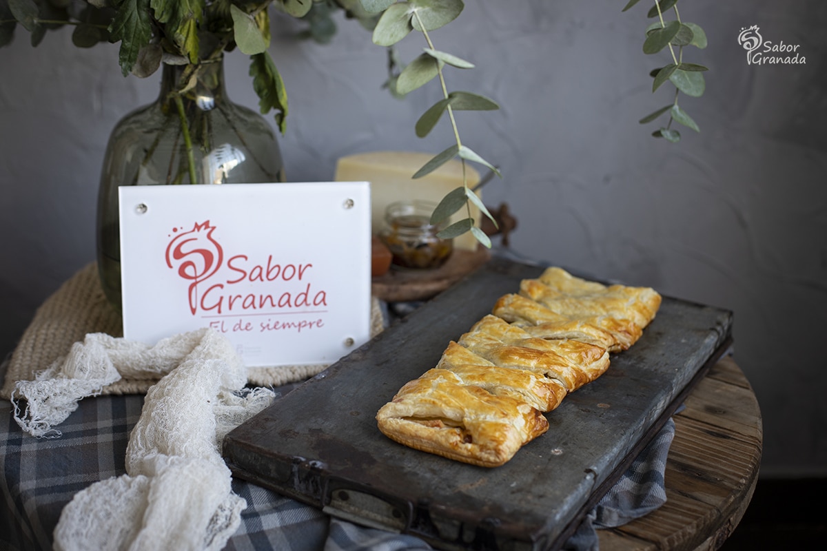 Receta para hacer una trenza de hojaldre de queso de cabra, dulce de membrillo y cebolla caramelizada - Sabor Granada