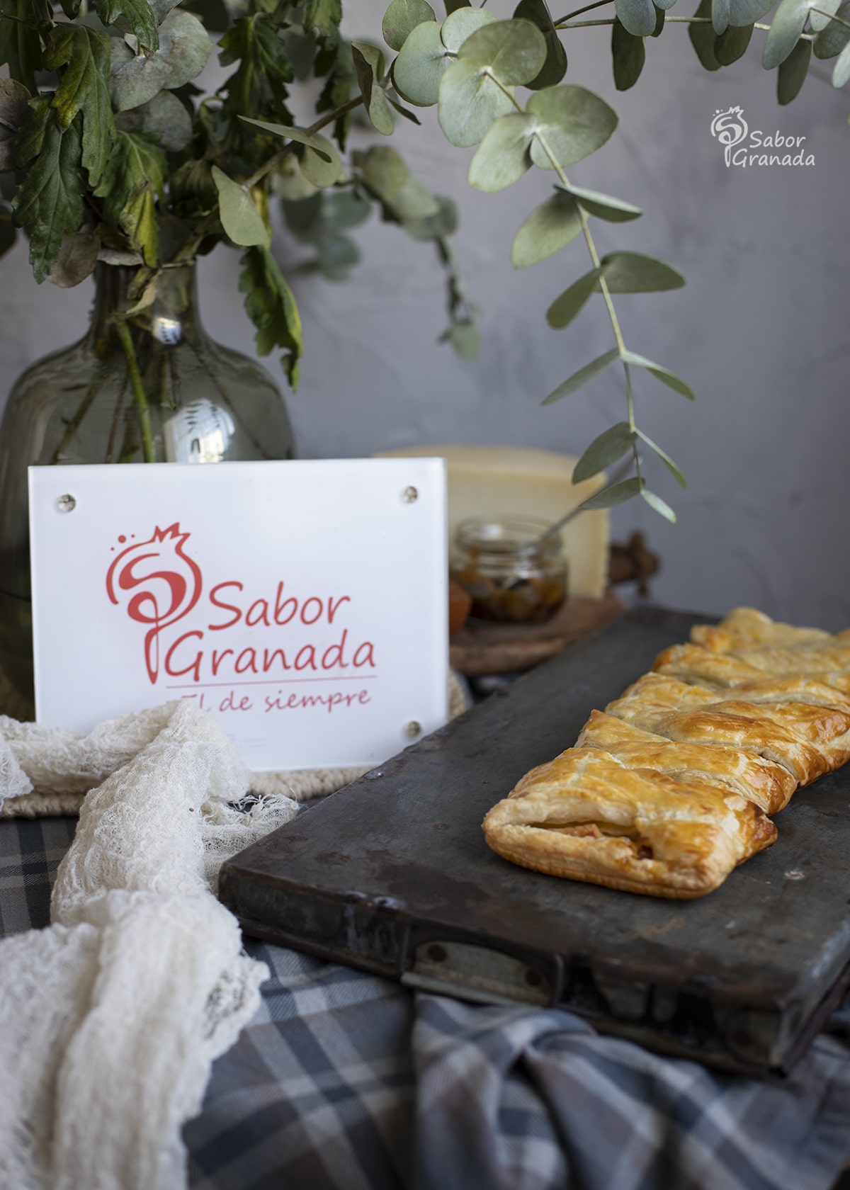 Trenza de hojaldre de queso de cabra, dulce de membrillo y cebolla caramelizada - Sabor Granada
