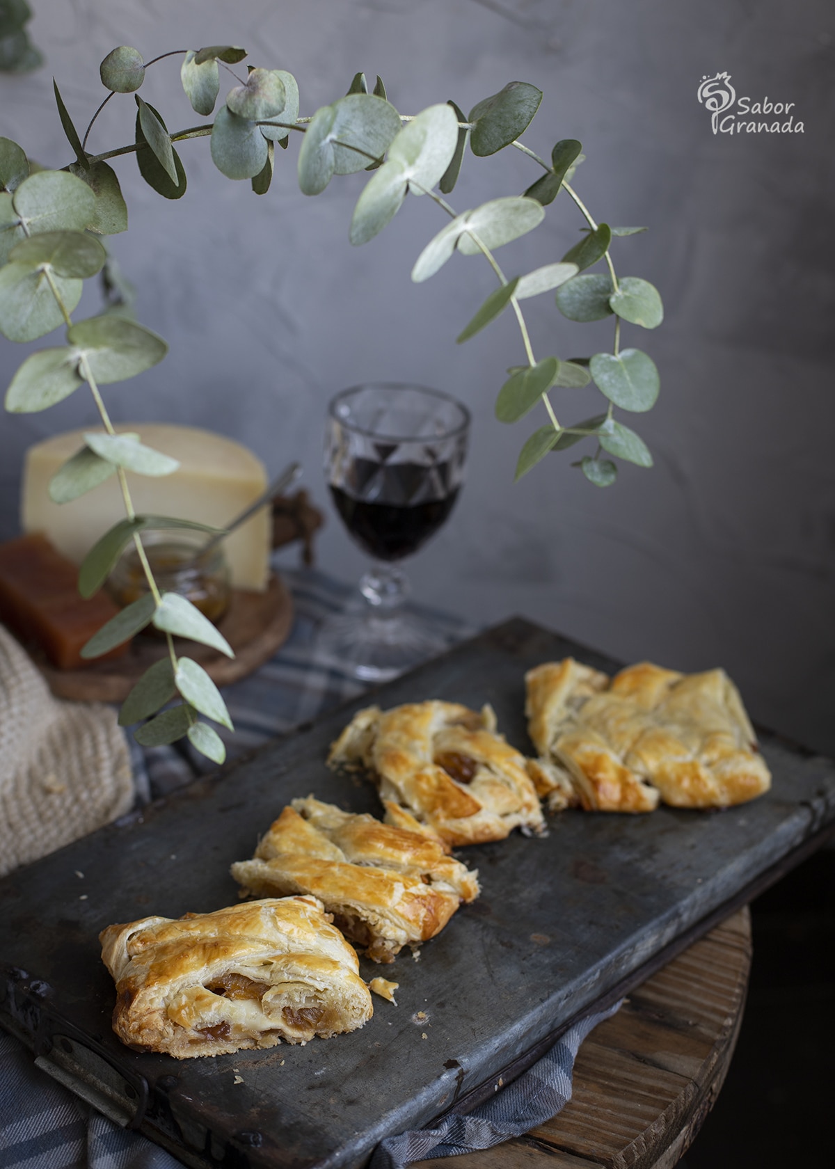 Porciones de la trenza de hojaldre de queso de cabra, dulce de membrillo y cebolla caramelizada - Sabor Granada