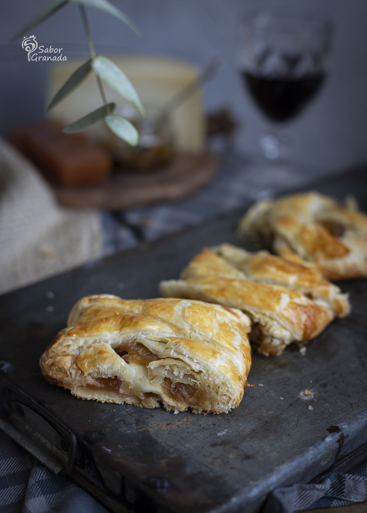 Trenza de hojaldre de queso de cabra, dulce de membrillo y cebolla caramelizada cortada en trozos - Sabor Granada